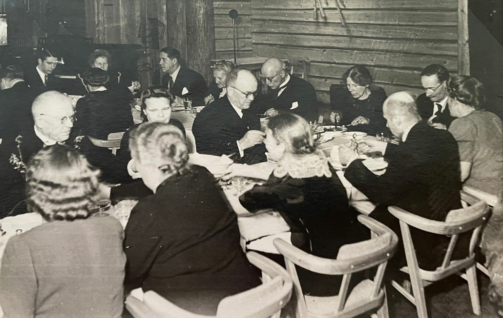 Hannikaisten ensimmäinen sukuseura Kestikartanossa 1947